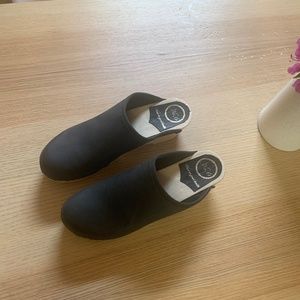 No 6 Old School Clog